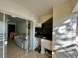 Sala de estar com lareira e divisória de vidro.