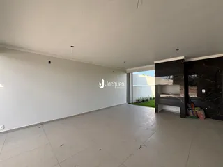 Ambiente interno de uma sala ampla e iluminada.