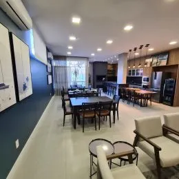 Sala de estar com móveis claros e piso claro.