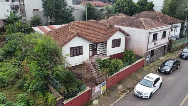Fachada de uma casa residencial em Lajeado, Brasil, com telhado de telhas vermelhas.