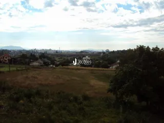 Paisagem de campo com vegetação e horizonte em Lajeado.