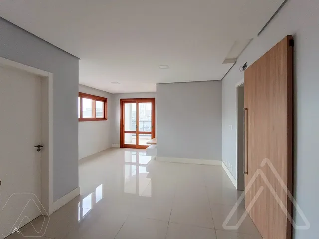 Ambiente interno amplo com piso claro e vista para a cidade.