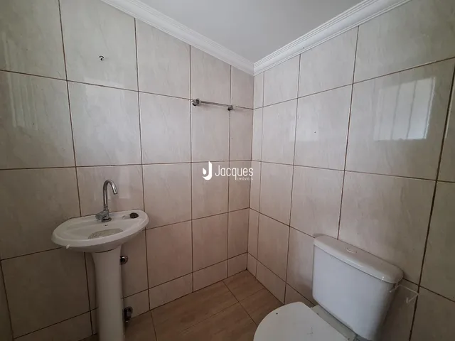 Foto de um banheiro com revestimento cerâmico nas paredes.