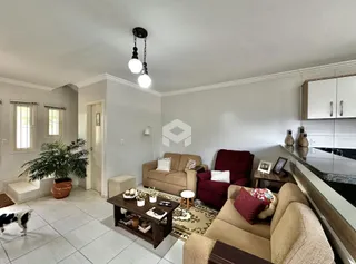 Sala de estar com sofás e decoração em um apartamento no Brasil.