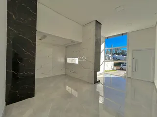 Interior de uma sala de estar com piso de mármore polido.