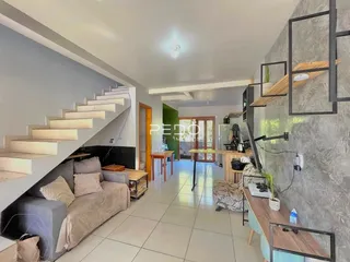 Ambiente interno de sala de estar com escadaria e área de passagem em imóvel no Brasil.