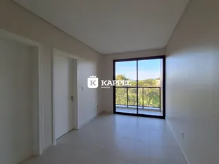 Foto interna de um ambiente com piso de cerâmica e uma grande janela.
