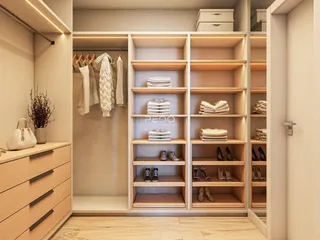 Quarto com armários embutidos de madeira e organização de roupas.