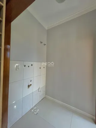 Parede interna com revestimento cerâmico e piso claro.