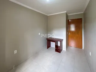 Hall de entrada com paredes cinzas claras e piso de cerâmica.