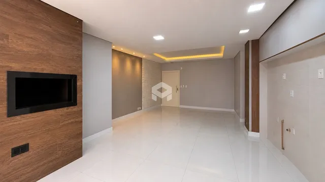 Vista interna de um ambiente amplo com piso de cerâmica clara.