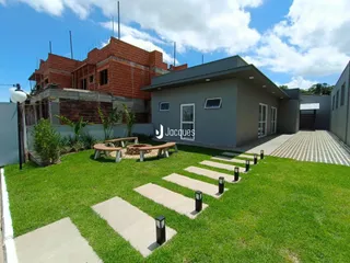 Fachada de uma residência em Lajeado, Brasil, com jardim e área externa.