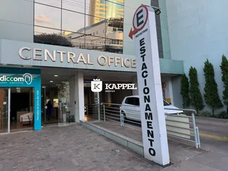 Fachada de um edifício comercial com área de estacionamento em Lajeado, Brasil.