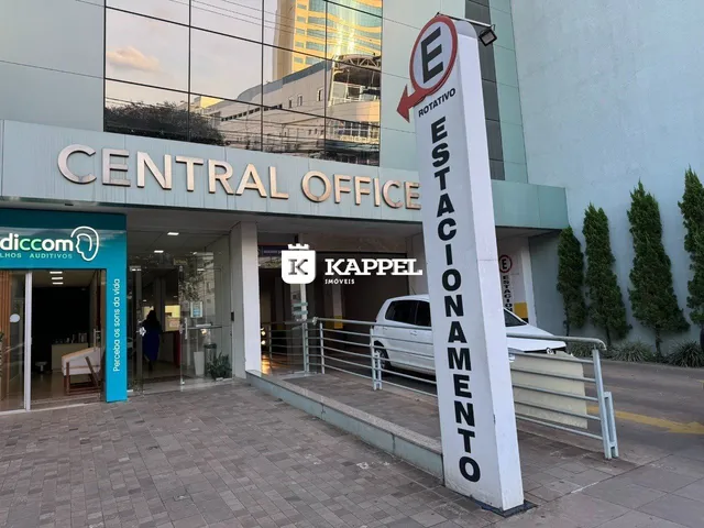 Fachada de um edifício comercial com área de estacionamento em Lajeado, Brasil.