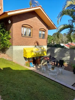 Fachada de casa em Lajeado com jardim e área externa.