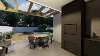Vista de uma área externa com piscina e deck em uma residência.