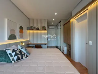 Quarto moderno com decoração de madeira e cabeceira.