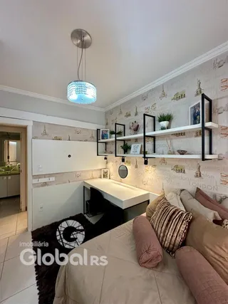 Foto de um quarto com decoração moderna e estantes brancas.