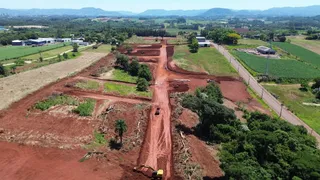 Vista aérea de uma área de terra rural com estradas e vegetação.