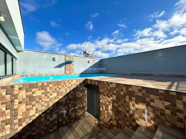 Foto da área externa com piscina em uma propriedade em Lajeado.