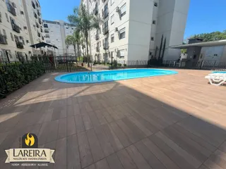Vista externa de uma área de piscina e deck em um imóvel.