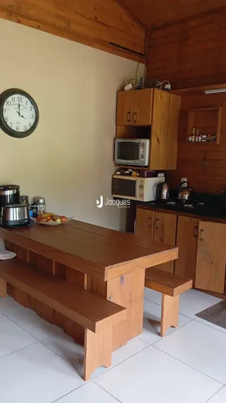 Foto de um ambiente interno com móveis de madeira.