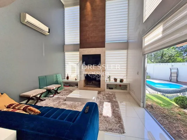 Sala de estar com vista para o quintal.