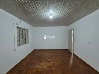 Ambiente interno de uma sala com piso de madeira no imóvel em Lajeado.