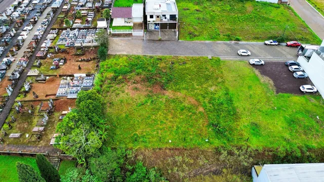 Vista aérea de um terreno com grama e vegetação densa em Lajeado, Brasil.