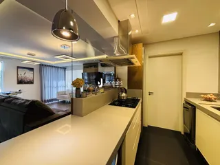 Vista da cozinha e sala de estar de um imóvel em Lajeado.