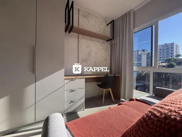 Quarto com parede de destaque e grande janela de vidro.