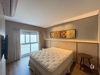 Quarto com cama e janela de grande porte.