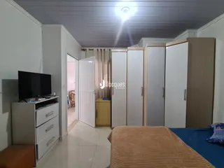 Quarto com armários embutidos e porta de acesso a outro cômodo.