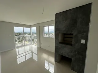 Sala de estar ampla com vista para a paisagem externa.