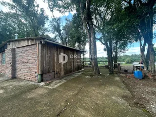 Fachada de uma construção de madeira com base de tijolo em Lajeado.