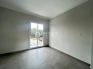 Ambiente interno com piso de cerâmica e janela de vidro.