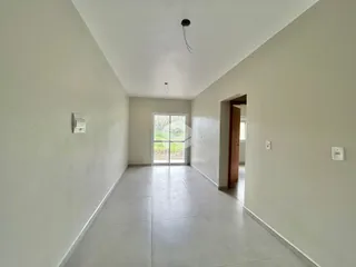 Corredor interno com paredes brancas e piso claro.