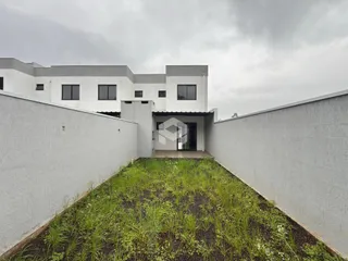 Fachada externa de uma residência moderna em Lajeado, Brasil, com jardim em primeiro plano.