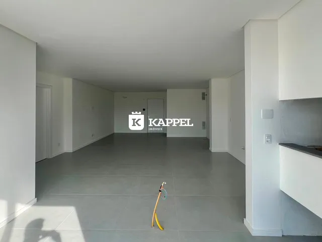 Hall de entrada amplo e claro com piso de concreto polido.