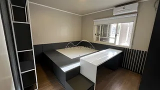Foto de uma cozinha com bancada branca e janela em um imóvel em Lajeado.