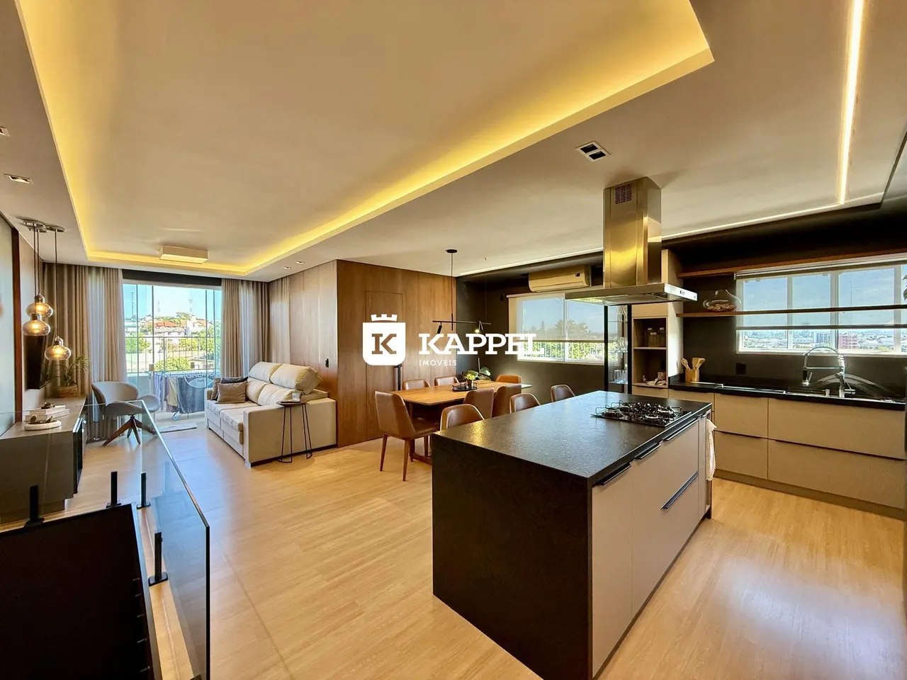 Sala de estar e cozinha integrada com piso de madeira clara e vista urbana.