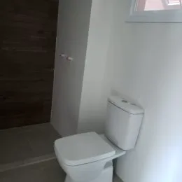 Foto de um vaso sanitário branco em um banheiro.