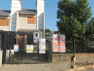 Fachada de uma residência com portão de ferro preta.