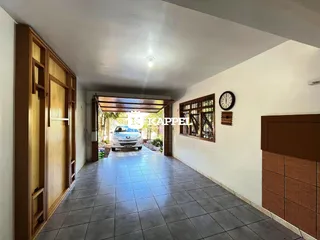 Hall de entrada com piso de cerâmica e armários de madeira.