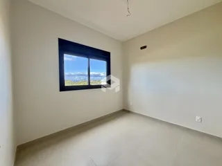 Ambiente interno com janela de vista para o mar.