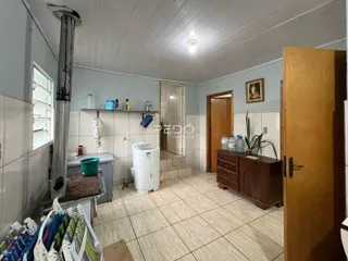 Hall com piso cerâmico e móveis de madeira.