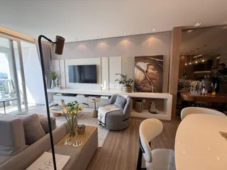 Sala de estar moderna com grande janela e piso de madeira.