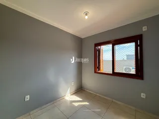 A sala apresenta paredes cinzas e piso de cerâmica.