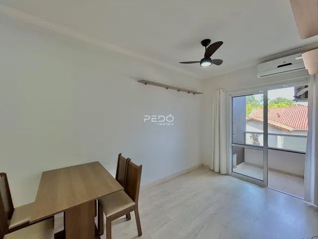 Foto de um ambiente interno com mesa de jantar e porta de vidro.