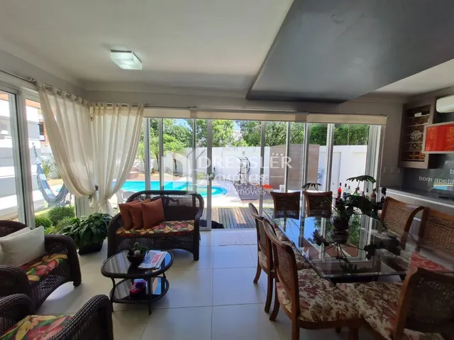 Sala de estar com acesso a uma área externa e piscina